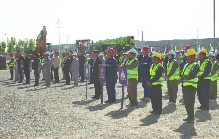 圖為參加開(kāi)工儀式的各單位代表列隊站立會(huì )場(chǎng)，周永忠攝_副本.JPG