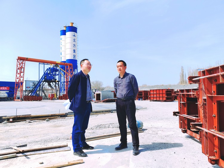 0414 ---（機械）--【抓進(jìn)度 鼓干勁】領(lǐng)導視察一線(xiàn)，心系施工進(jìn)度1_副本.jpg