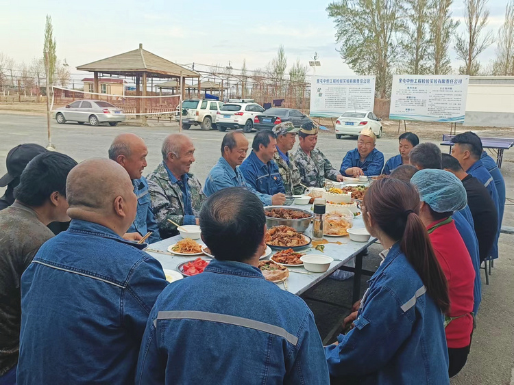 16833063763517.jpg 0424北方集團三利公司設備管理站 快樂(lè )相伴 溫暖同行 (1)_副本.jpg